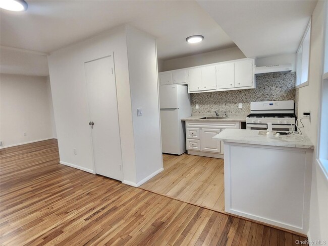 5 Birch Ct in Riverhead, NY - Foto de edificio - Building Photo