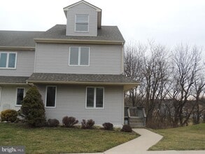 404 Pinebrooke Cir in Downingtown, PA - Building Photo - Building Photo