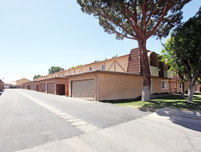 Somerset Townhomes in Lancaster, CA - Building Photo - Building Photo