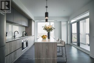 2495 Eglinton Ave W in Mississauga, ON - Building Photo