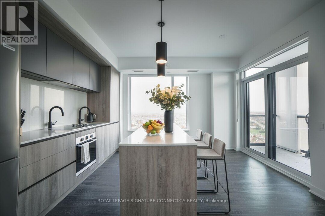 2495 Eglinton Ave W in Mississauga, ON - Building Photo