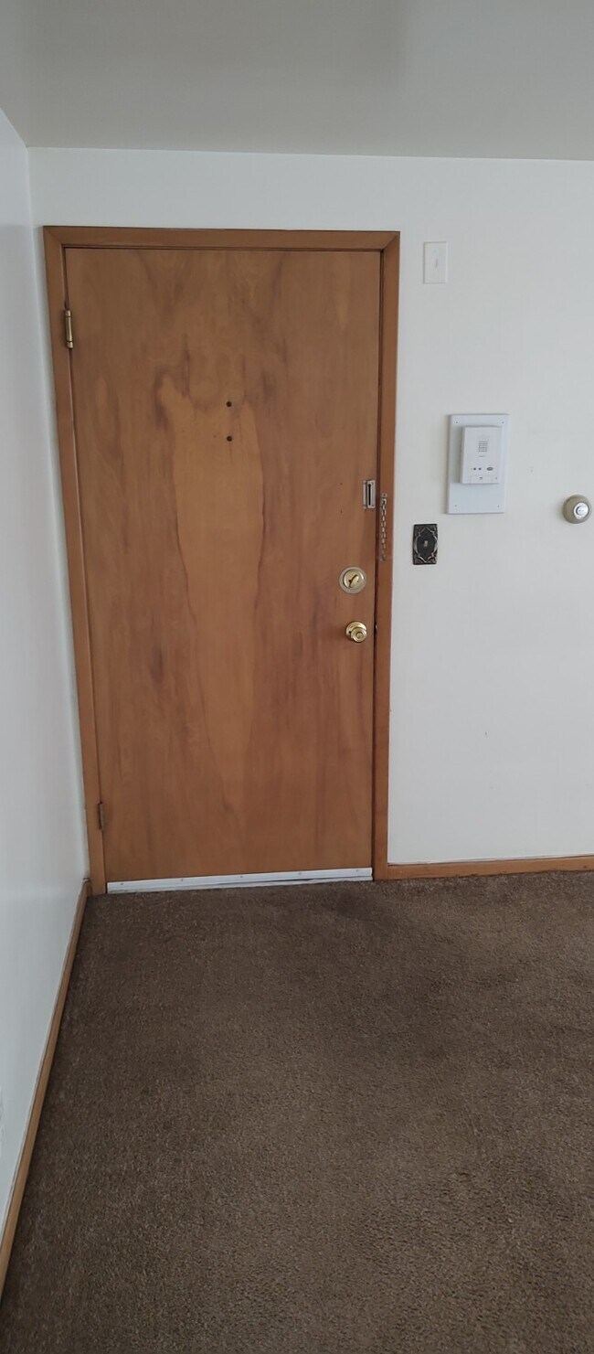 20812 Littlestone Rd, Unit 2 in Harper Woods, MI - Foto de edificio - Building Photo
