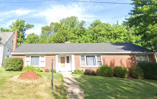 116-118-118 Grasmere Ave