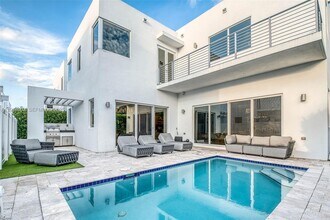 7446 NW 99th Ct in Doral, FL - Building Photo - Building Photo