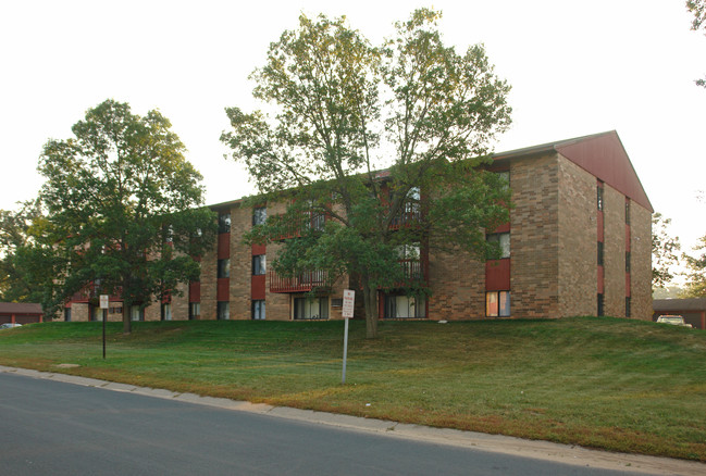 Royal Oaks Apartments in St Francis, MN - Building Photo - Building Photo