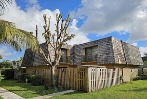 262 Woodland Rd in Palm Springs, FL - Building Photo