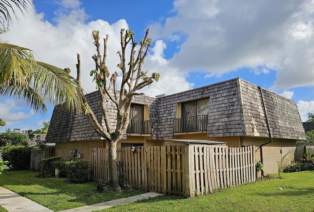 262 Woodland Rd in Palm Springs, FL - Foto de edificio