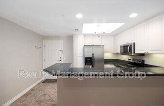 9253 Regents Rd in San Diego, CA - Building Photo - Building Photo