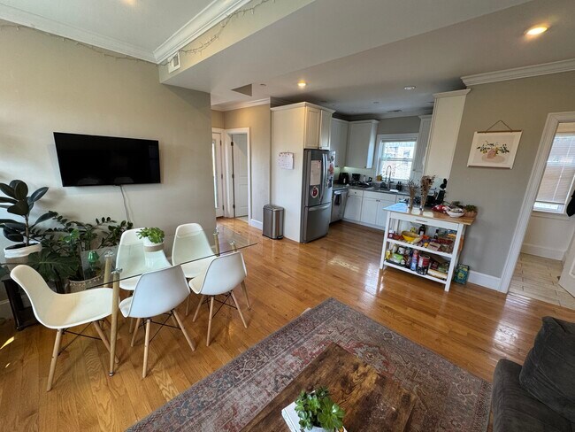183 River St, Unit 2 in Cambridge, MA - Foto de edificio - Building Photo