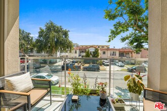 819 S Holt Ave in Los Angeles, CA - Building Photo - Building Photo