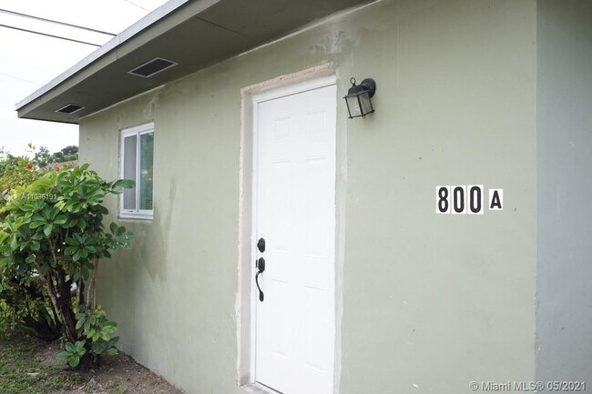 800 NW 96th St-Unit -A in Miami, FL - Building Photo - Building Photo