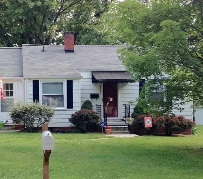 property at 2803 Robin Hood Dr
