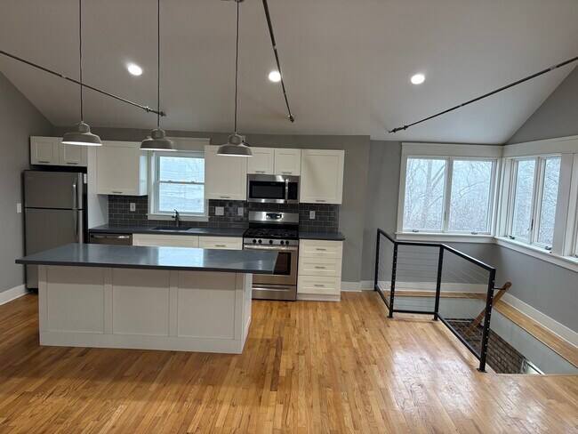 115 N Maple St, Unit Firehouse  Upstairs in Flushing, MI - Building Photo - Building Photo