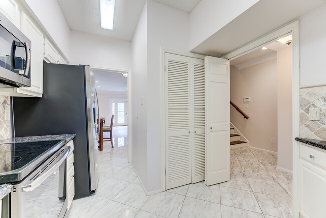 1039 Fountain View Dr