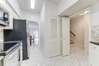 1039 Fountain View Dr in Houston, TX - Building Photo - Building Photo