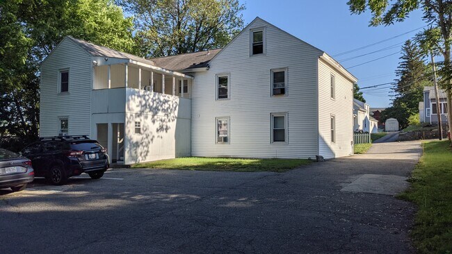 11 Canal St, Unit Apt B in Millbury, MA - Building Photo - Building Photo