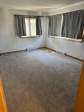 1038 Lincoln St in Dickinson, ND - Foto de edificio - Building Photo
