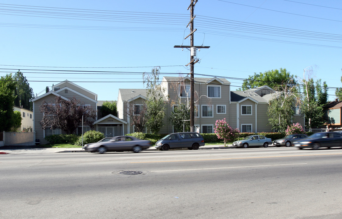 15004 Nordhoff St in North Hills, CA - Foto de edificio