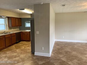 7751 Lisa Dr E in Jacksonville, FL - Building Photo - Building Photo