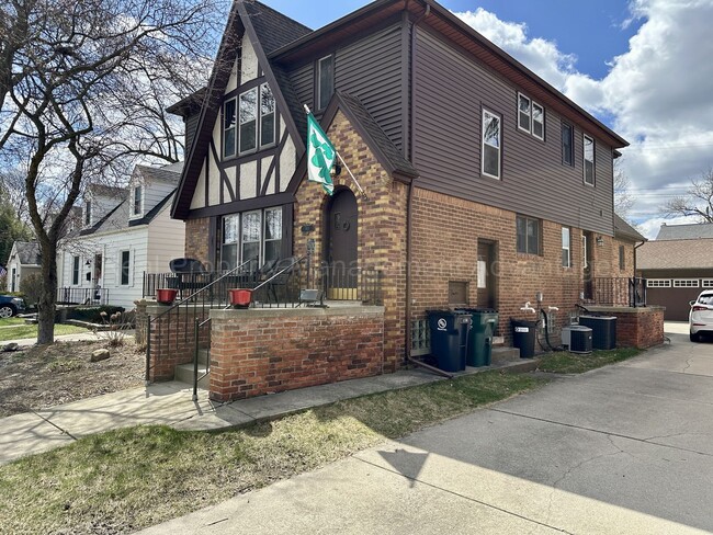 911 Oakridge Ave in Royal Oak, MI - Foto de edificio - Building Photo