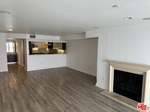 1319 N Detroit St, Unit 3 in Los Angeles, CA - Foto de edificio - Building Photo