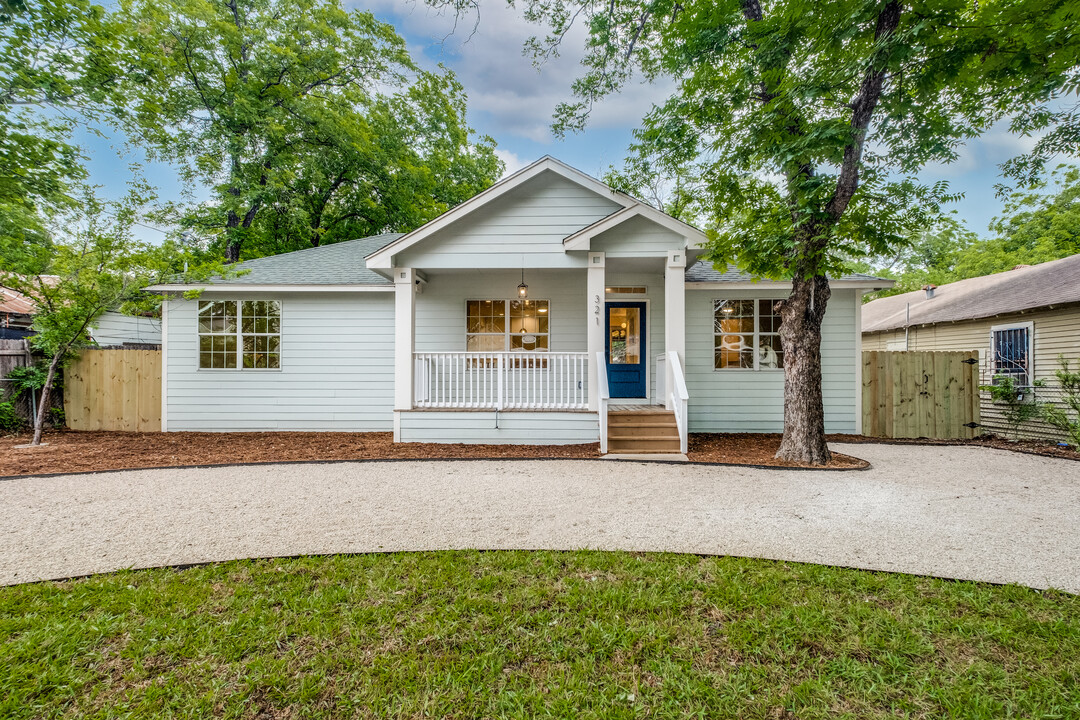 321 St Francis Ave in San Antonio, TX - Building Photo