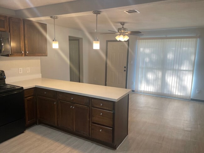 2113 Raspberry Ln in Pasadena, TX - Foto de edificio - Building Photo