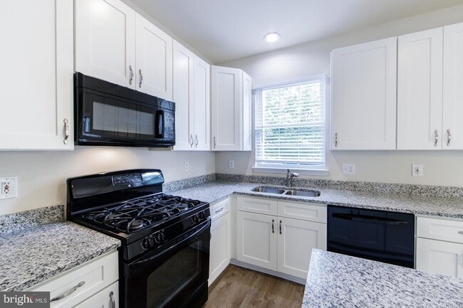 43176 Lawnsberry Square in Ashburn, VA - Building Photo - Building Photo