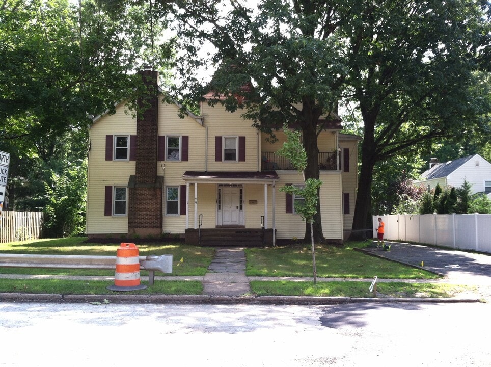 19 Essex Ave in Metuchen, NJ - Foto de edificio