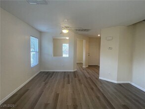 7080 Indian Head Ave in Las Vegas, NV - Foto de edificio - Building Photo