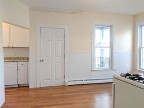 21 Thorndike St, Unit 2 in Somerville, MA - Building Photo - Building Photo