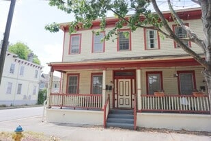 301 W Waldburg St in Savannah, GA - Building Photo