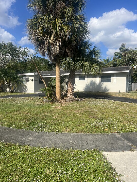 1601 NW 4th St in Boca Raton, FL - Building Photo