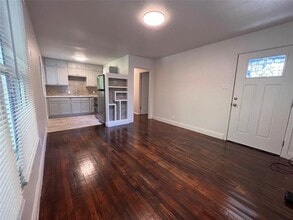 1013 Haynes St in San Marcos, TX - Building Photo - Building Photo