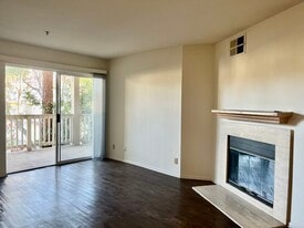 631 Oak Run Trl, Unit 303 in Oak Park, CA - Building Photo