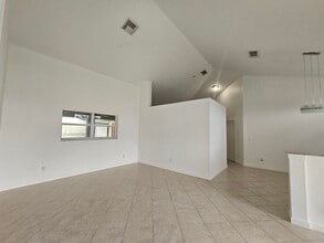 3215 SE Pinto St in Port St. Lucie, FL - Foto de edificio - Building Photo