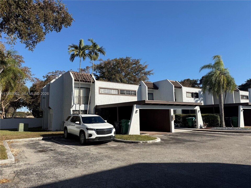 6500 Kendale Lakes Dr in Miami, FL - Building Photo