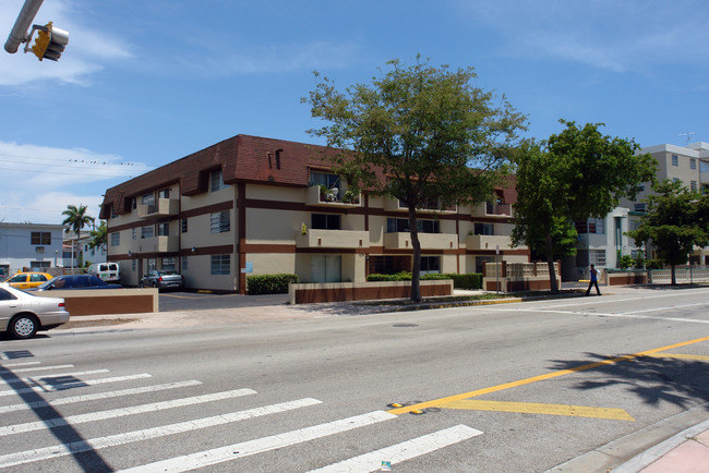 1175 Normandy Dr in Miami Beach, FL - Foto de edificio - Building Photo