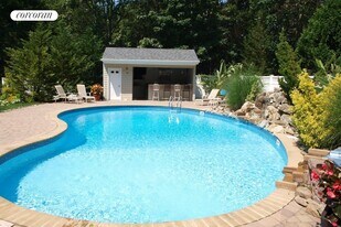 355 Windjammer Dr in Southold, NY - Building Photo