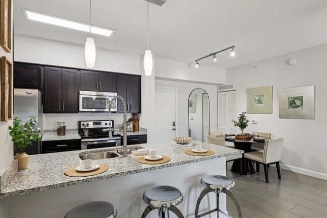 Mila Apartments in North Miami Beach, FL - Foto de edificio - Building Photo