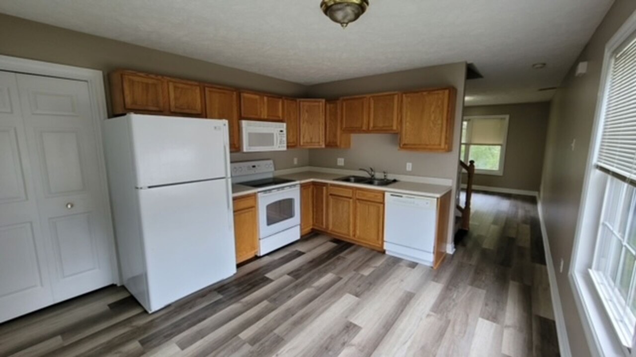 5854-5856 Outer Dr in Bath, MI - Foto de edificio