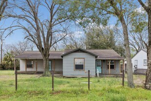 2326 28th Ave N in Texas City, TX - Building Photo