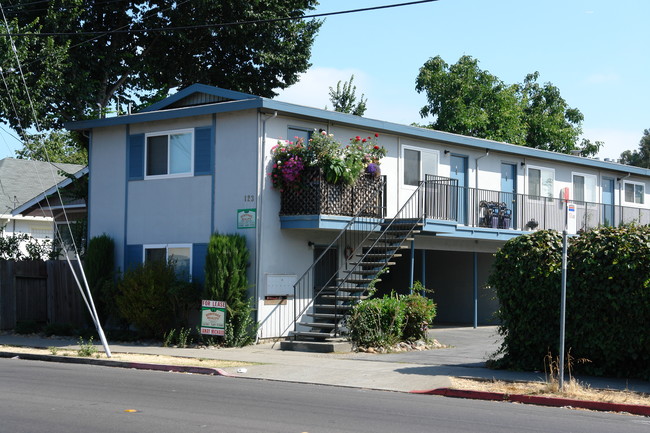 123 N Delaware St in San Mateo, CA - Foto de edificio - Building Photo