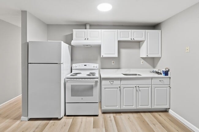 26 Old West Brookfield Rd in Warren, MA - Foto de edificio - Building Photo