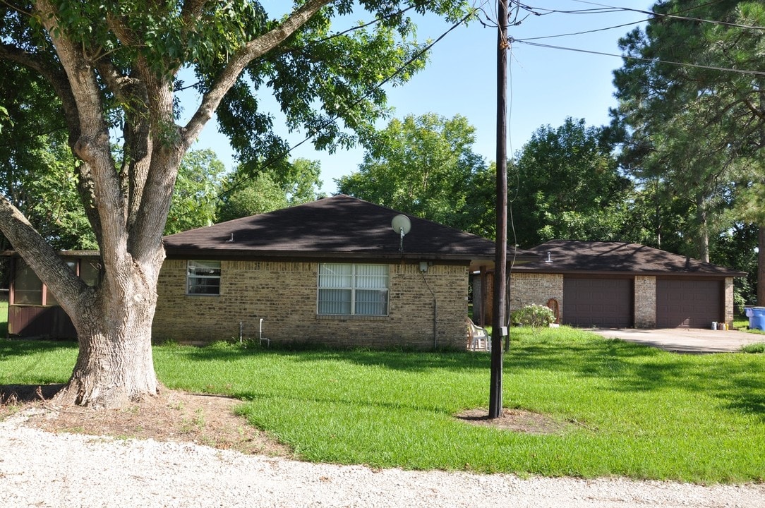 8831 Masters Rd in Manvel, TX - Building Photo