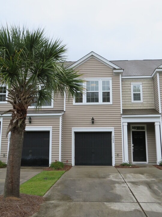 2496 Stadium Dr in North Charleston, SC - Foto de edificio