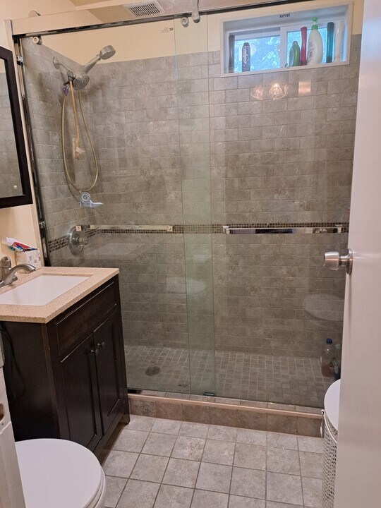 23716 Davenport Ave, Unit Davenport in Bellerose, NY - Building Photo