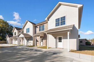 8064 Cecil Dr, Unit 1 in Denham Springs, LA - Foto de edificio - Building Photo