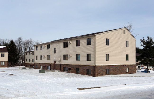 Valley View Estates in Youngstown, OH - Building Photo - Building Photo