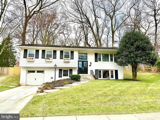 2529 W Meredith Dr in Vienna, VA - Building Photo - Building Photo